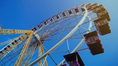 Dönme dolap eğlence parkı. Büyük tekerlek