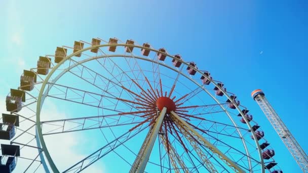Ferris Wheel Blue Sky Blue Sky Sunny Day Amusement Park — Stock Video