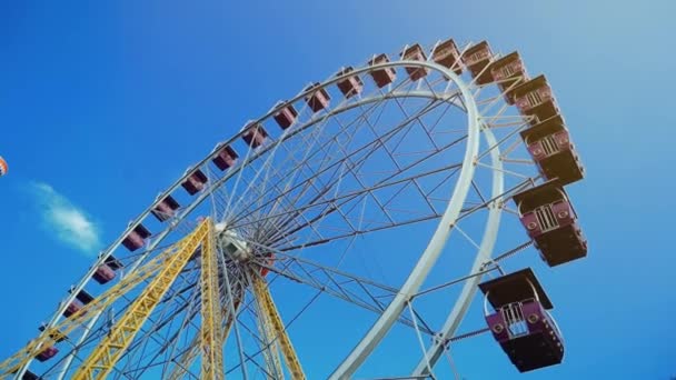 Grande Roue Ferris Sur Ciel Bleu — Video