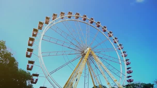 Reuzenrad Met Kleurrijke Gondels Blauwe Hemel Zonnige Dag Een Pretpark — Stockvideo