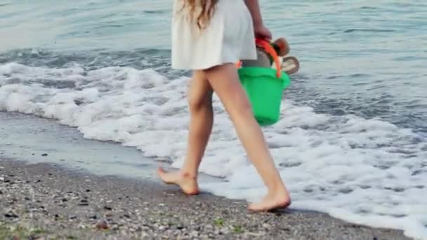 Jambes Jeune Femme Marchant Sur Sable Fille Pieds Nus Bord — Video