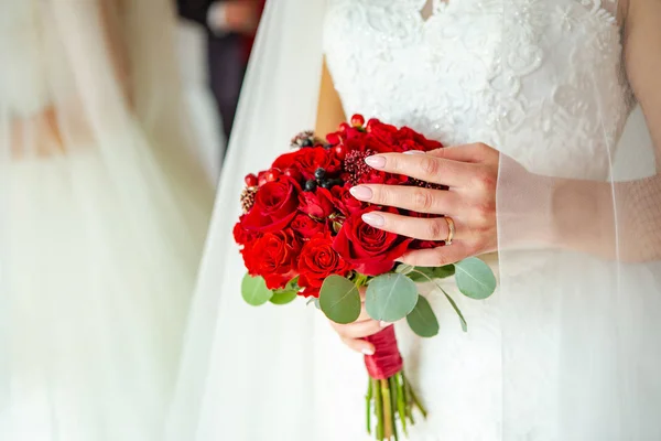Strauß Den Händen Der Braut Hochzeitsstrauß Aus Roten Rosen — Stockfoto