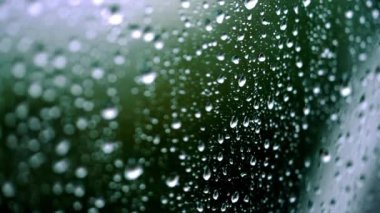 Yağmur günleri, pencere yüzeyine yağan sağanak yağmurlar