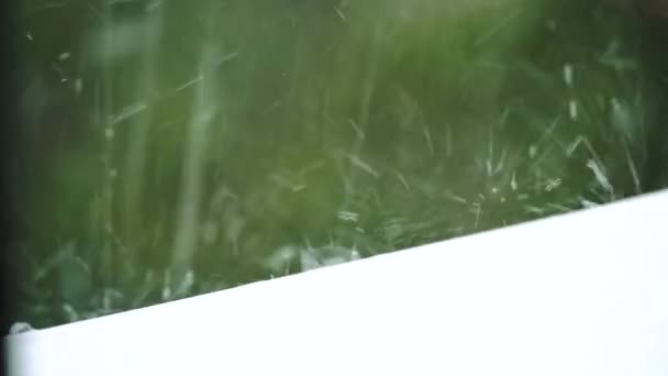 Fermer Gouttes Eau Tombent Sur Rebord Fenêtre Jour Pluie — Video