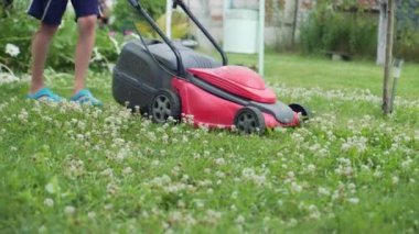 küçük çocuk bir parlak yaz gününde çim biçme yakın çekim