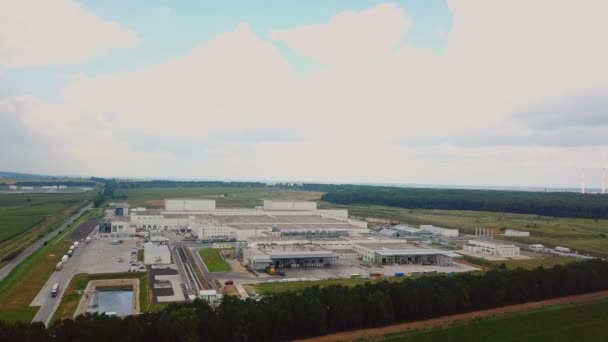 Images aériennes d'un grand complexe industriel 