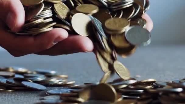 Επιχειρηματίας Κρατώντας Κέρματα Στις Παλάμες Του Αργή Κίνηση — Αρχείο Βίντεο