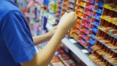 Depodaki Kırtasiye alımı. Birçok renkli araçları ve Malzemeleri Kırtasiye dükkanı rafta