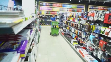 Vinnitsa, Ukrayna - 20 Ağustos 2018: Okula dönüş. Çocuk okul kırtasiye süpermarkette seçme.