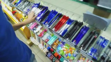 Bir ileti örneği çocukta bir kalem alır. Geri okul kavramı.