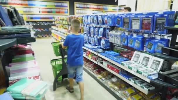 Vinnitsa 乌克兰 2018年8月20日 在超级市场购买学校用品 商店里的学校用品 — 图库视频影像