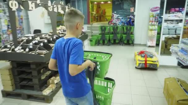 回到学校 男孩选择学校文具在超级市场 — 图库视频影像