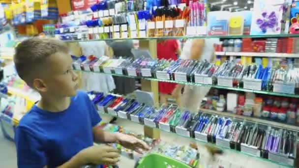 Vinnitsa 乌克兰 2018年8月20日 美丽的男孩选择学校文具在超级市场 为学校购物 — 图库视频影像