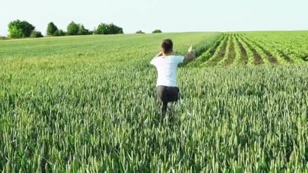 Rapaz Corre Pelo Campo Trigo Movimento Lento — Vídeo de Stock