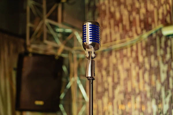 Jest Wysoka Mikrofon Niebieskich Wkładek Centrum Pokoju Tle Dekoracji Sceny — Zdjęcie stockowe