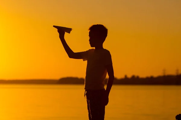 Rapazinho Segura Origami Pôr Sol Noite Ele Brinca Com Avião — Fotografia de Stock