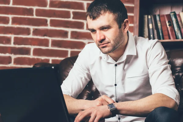 Stilig Man Tittar Den Bärbara Skärmen Bakgrunden Office Skåp Han — Stockfoto