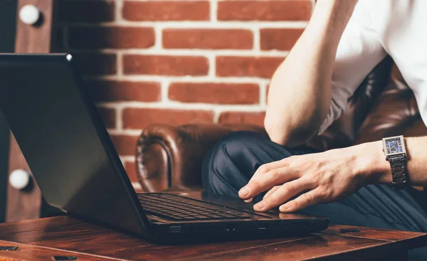 Člověk Drží Ruku Touchpad Notebooku Sedí Hnědé Křeslo Své Skříni — Stock fotografie