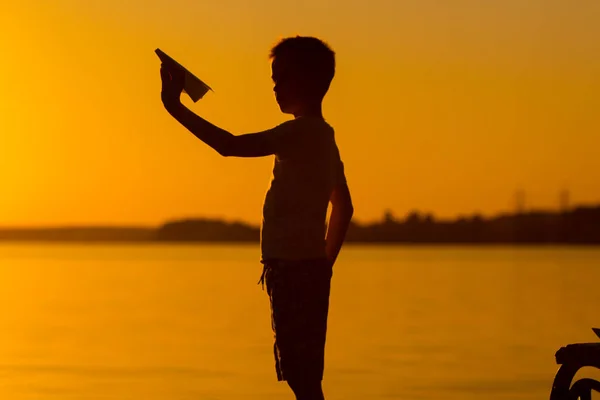 Küçük Çocuk Origami Kağıt Uçak Elinde Tutuyor Arka Planda Göl — Stok fotoğraf