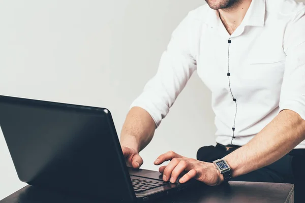 Affärsman Sitts Bordet Och Fungerar Bakom Laptop Kontoret Man Bärbar — Stockfoto