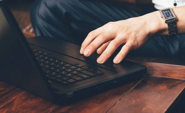 Auf Dem Touchpad Des Laptops Steht Die Hand Eines Mannes — Stockfoto
