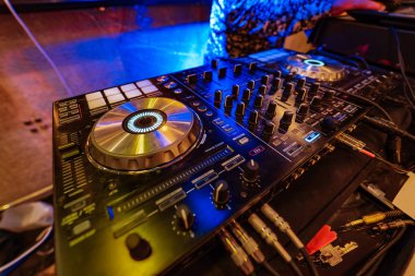 profesyonel Mikser konsoludur dj için vinil diskler ile parti içinde