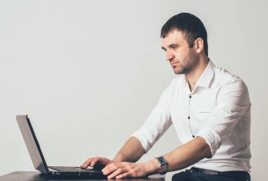 işadamı laptop görünüyor ve touchpad kullanır. Adam çalışma anlarını ofiste karar.