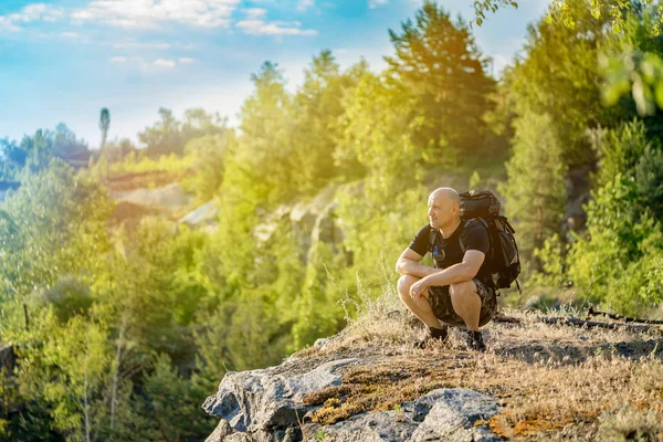 Blickt Ein Reisender Bei Warmem Wetter Oben Auf Der Klippe — Stockfoto