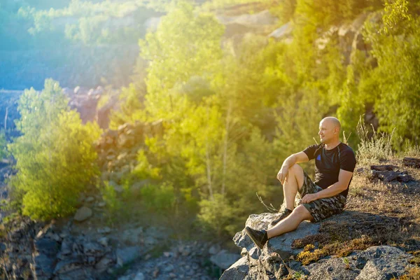 Der Reisende Sitzt Und Genießt Die Natur Sich Herum Auf — Stockfoto