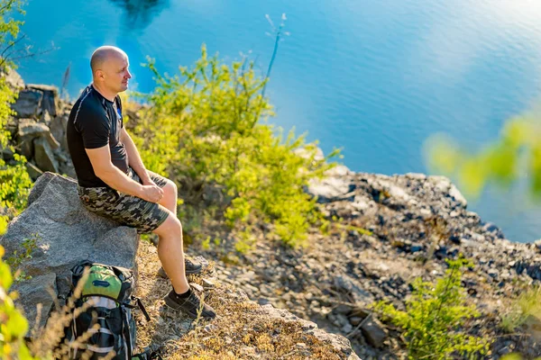 Ein Tourist Sitzt Auf Einem Stein Der Nähe Des Flusses — Stockfoto
