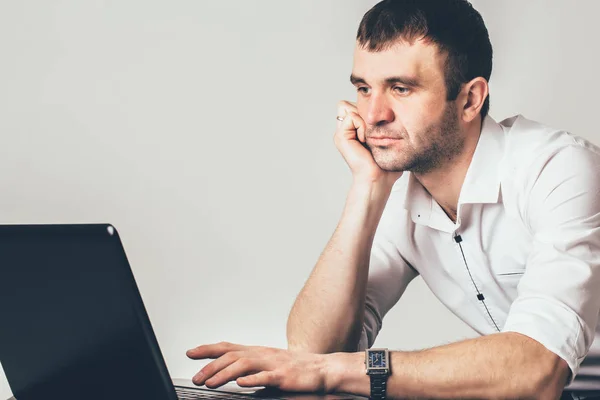 Affärsman Med Ett Vackert Ansikte Sitter Bakom Laptop Kontoret Mannen — Stockfoto