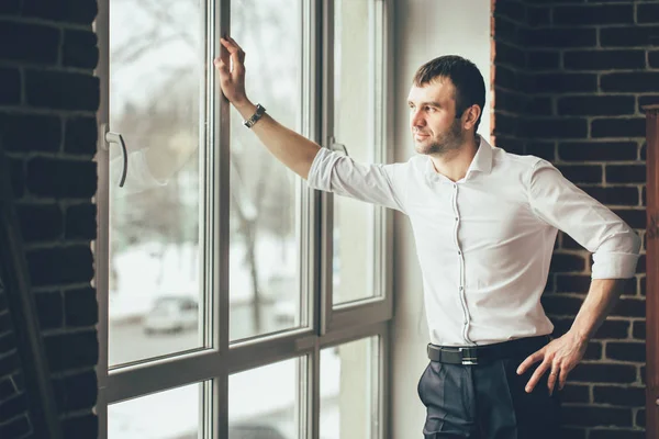 Geschäftsmann Blickt Von Seinem Büro Aus Durch Ein Fenster Ein — Stockfoto