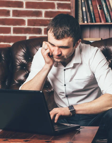 Man Läser Information Från Laptop Bakgrunden Ett Elegant Rum Affärsman — Stockfoto