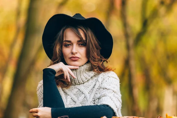 Increíble Chica Sombrero Negro Suéter Punto Sostiene Mano Barbilla Mira — Foto de Stock