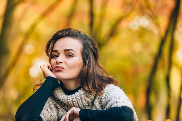 Hermosa Mujer Con Maquillaje Posa Fondo Naturaleza Otoño Parque Primer — Foto de Stock