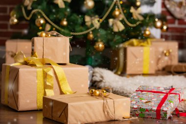 Tüm aile için farklı kutularda hazır yılbaşı hediyeleri kışın Noel ağacının yanında olur.