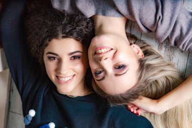 Güzel kız sıcak kazak studio ve gülümseme yerde yatıyordu. Yakın çekim