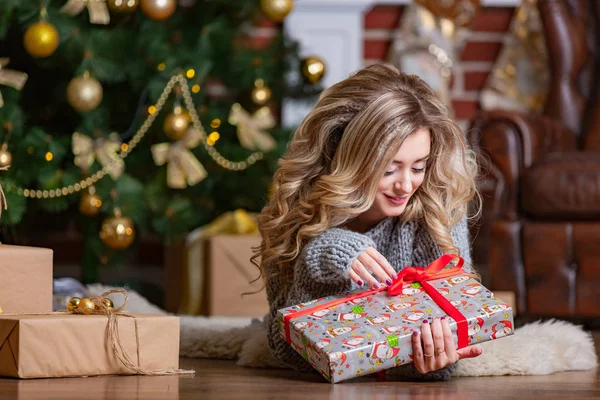 Güzel Sarışın Sıcak Bir Halıya Koyar Noel Ağacı Yakınındaki Kırmızı — Stok fotoğraf