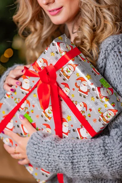 Regalo Capodanno Con Immagini Babbo Natale Avvolto Nastro Rosso Nelle — Foto Stock