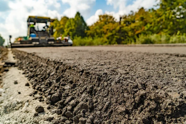 Friss Aszfalt Kavics Bitumen Megvastagszik Speciális Építési Javítási Berendezéssel Közeli — Stock Fotó