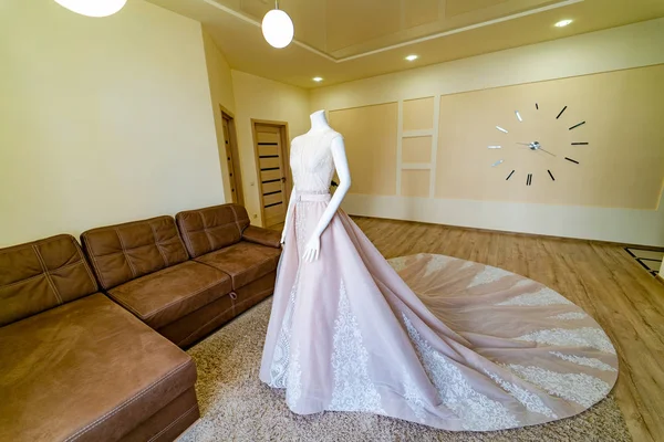 Bellissimo Abito Sposa Con Una Tinta Rosa Con Strass Merletti — Foto Stock