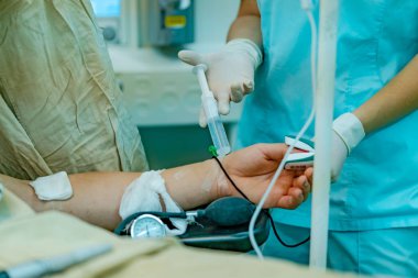 bir doktor enjeksiyon işlemi hastanede önce hastanın eline enjekte eder. Yakın çekim