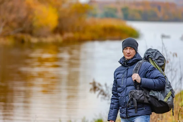 Reisender Warmer Kleidung Steht Der Nähe Des Flusses Hintergrund Der — Stockfoto