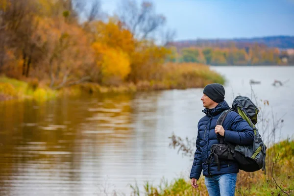 Turistik Bir Sırt Çantası Ile Elini Tutar Çevresindeki Doğa Güzelliği — Stok fotoğraf