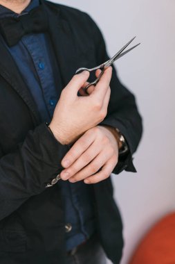 Kuaförlük makas siyah takım elbiseli adam elinde olduğunu. ??????? ????