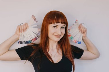 yapılan iki eller odanın beyaz bir arka plan üzerinde yarım daire şeklinde çok renkli bir jel vernik parlak kız tutar