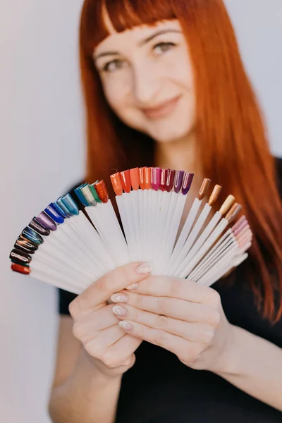 Amostras Multi Coloridas Para Gel Verniz Nas Mãos Uma Menina — Fotografia de Stock