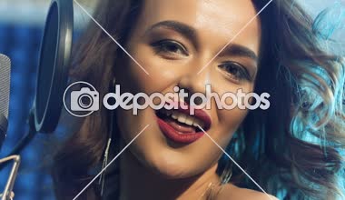 Kayıt stüdyosunda şarkı söyleyen bir kadın. Kadın vokaller. Profesyonel kayıt stüdyosu.