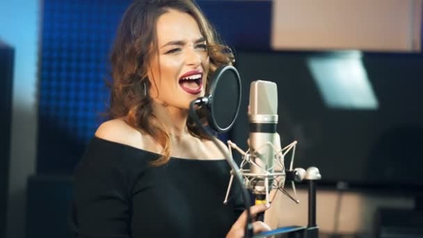 プロのレコーディングスタジオで曲を録音した美しい若い歌手 女性ボーカル — ストック動画
