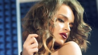 Sürpriz genç kadın. Ağır çekim